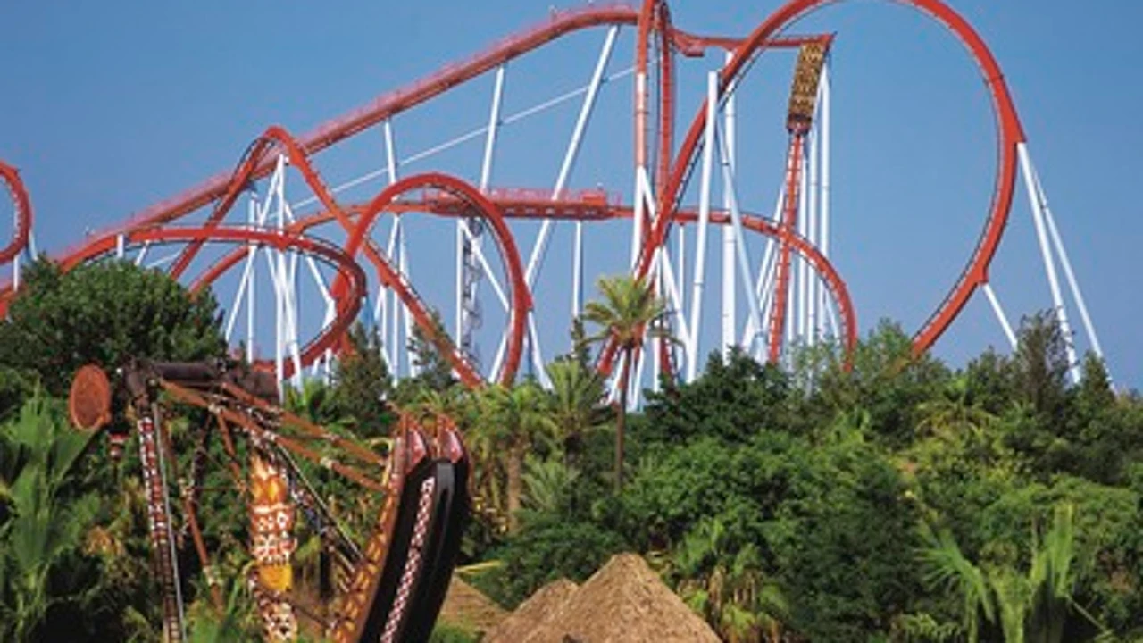 La atracción del Dragon Khan en Port Aventura.