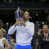 Novak Djokovic celebra su 24 grand slam tras vencer a Medvedev en el Abierto de EEUU