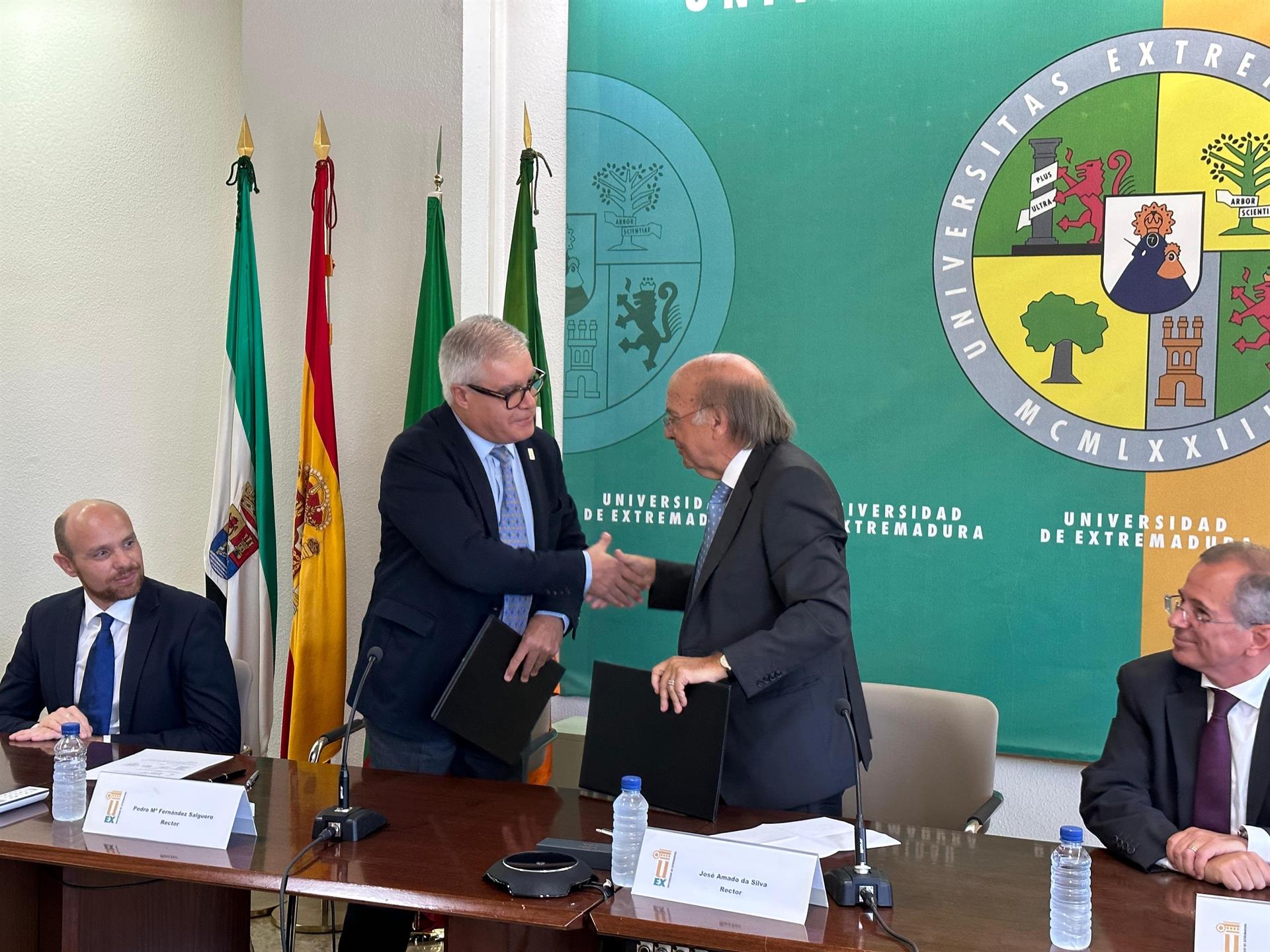 La Universidad de Extremadura y la de Lisboa colaborarán en la docencia, la investigación o la difusión de la cultura La Universidad de Extremadura y la de Lisboa colaborarán en la docencia, la investigación o la difusión de la cultura