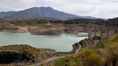 Vista de La Vi&ntilde;uela, el mayor embalse de M&aacute;laga