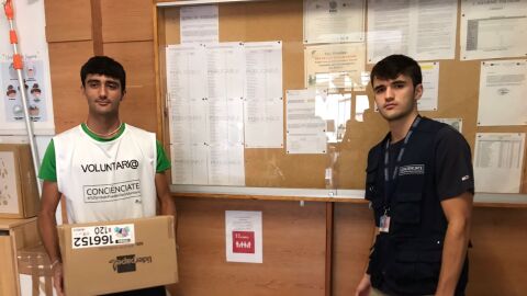 Voluntarios preparando el env&iacute;o de ayuda humanitaria a Marruecos