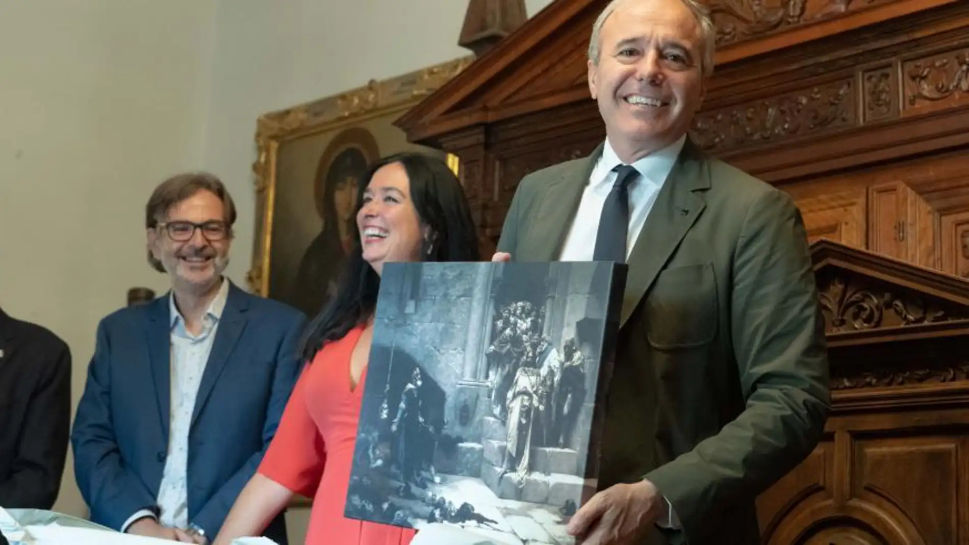 Lorena Orduna ha entregado a Jorge Azcón una réplica del cuadro de La campana de Huesca.