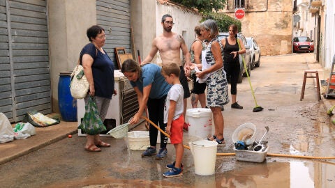 Ve&iuml;ns de Santa B&agrave;rbara netegen els baixos despr&eacute;s dels aiguats