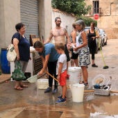 Veïns de Santa Bàrbara netegen els baixos després dels aiguats