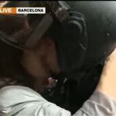 Un policía imputado por el 1-O denuncia el beso de una mujer "no consentido" durante el operativo