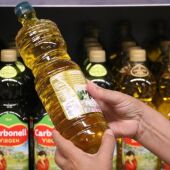El preu de l'oli d'oliva pot arribar a variar fins a 4 euros el litre en funció del supermercat 