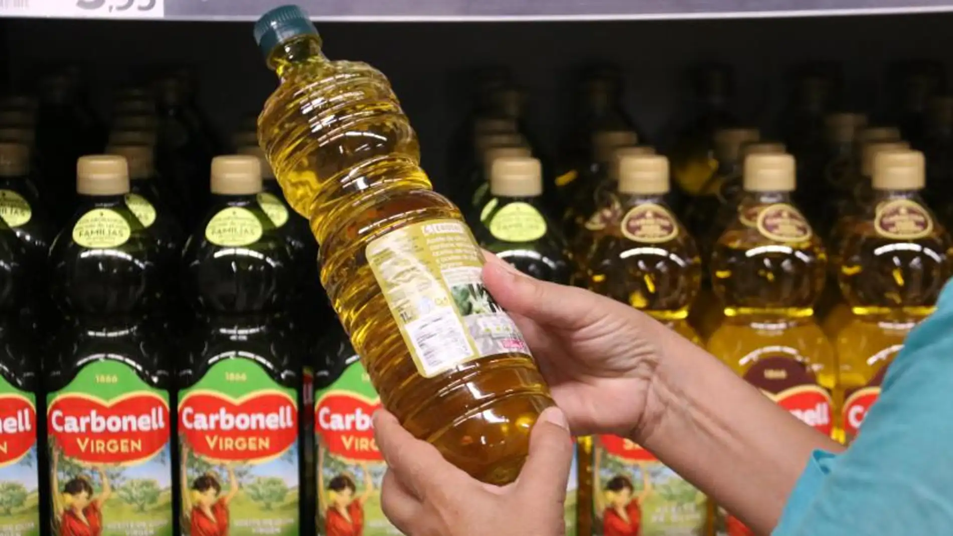 El preu de l'oli d'oliva pot arribar a variar fins a 4 euros el litre en funció del supermercat 