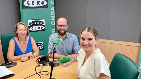 La presidenta del Govern y líder del PP balear, Marga Prohens, junto a los periodistas de Onda Cero Elka Dimitrova y Martí Rodríguez La presidenta del Govern y líder del PP balear, Marga Prohens, junto a los periodistas de Onda Cero Elka Dimitrova y Martí Rodríguez