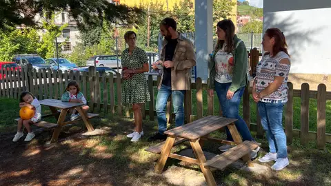 Responsables del centro junto con el alcalde piloñés y ediles Responsables del centro junto con el alcalde piloñés y ediles