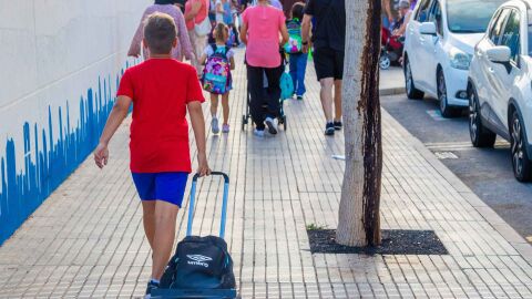 Benidorm elimina la refuerza de limpieza de los colegios dentro del horario lectivo