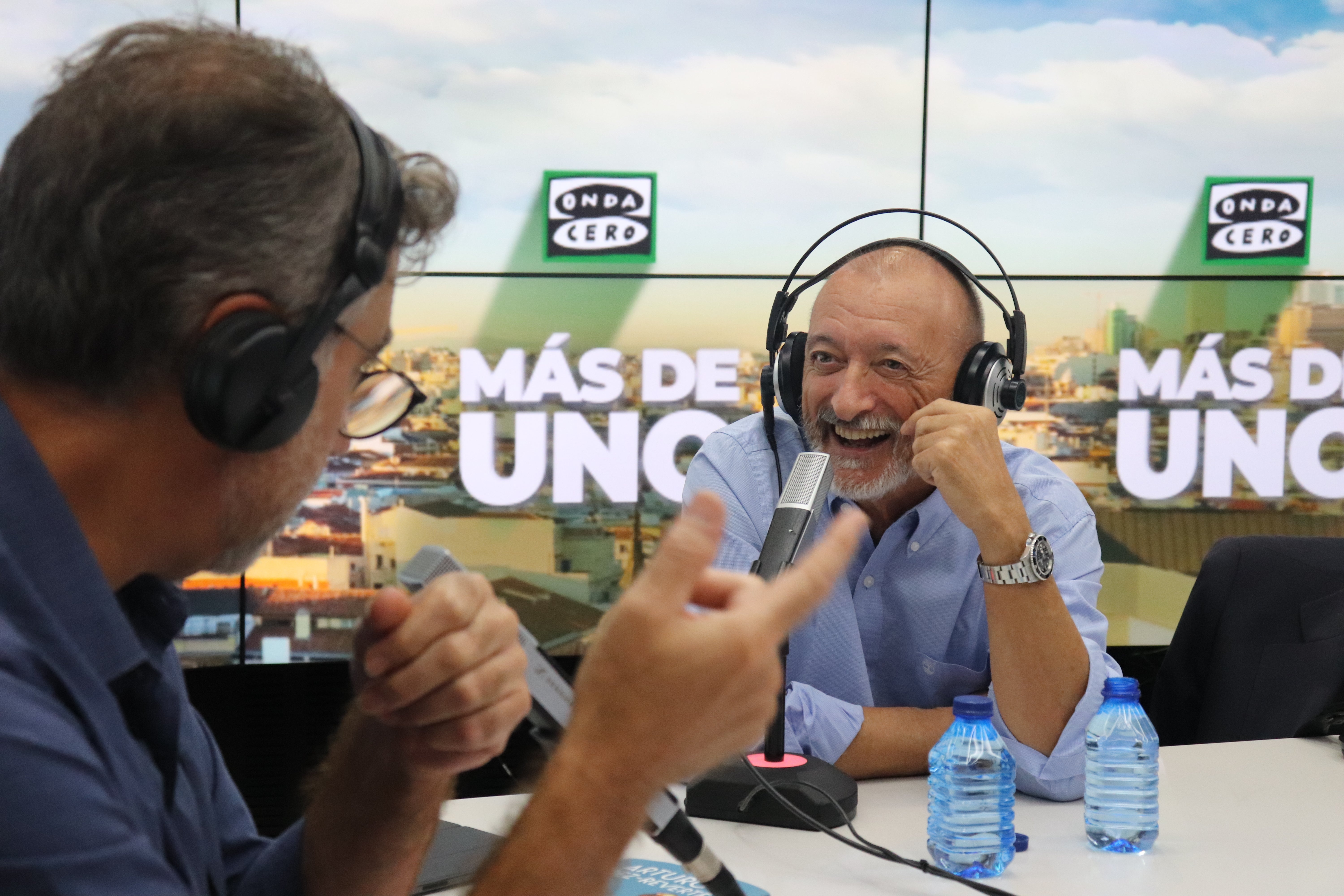 La reacción de Arturo Pérez-Reverte a la broma que le ha hecho el equipo de Alsina: "¡Qué hijos de puta!" La reacción de Arturo Pérez-Reverte a la broma que le ha hecho el equipo de Alsina: "¡Qué hijos de puta!"