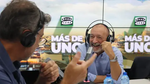Arturo Pérez-Reverte con Carlos Alsina en 'Más de uno'