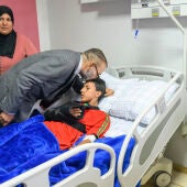 El rey Mohamed VI de Marruecos charló con varios heridos y con personal sanitario durante su visita al Centro Hospitalario de Marrakech