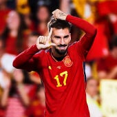 Baena celebra su primer gol con España
