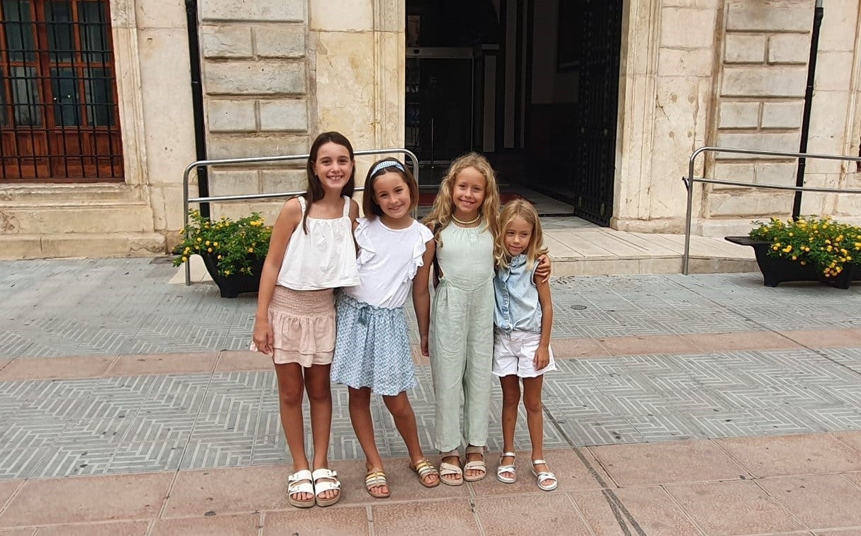 Cuatro niñas recaudan más de 700 euros para el área de pediatría del Hospital de la Ribera Cuatro niñas recaudan más de 700 euros para el área de pediatría del Hospital de la Ribera
