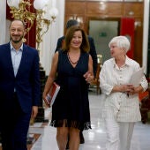 La presidenta de la Mesa del Congreso, Francina Armengol con Alfonso Rodríguez Gómez de Celis e Isaura Leal