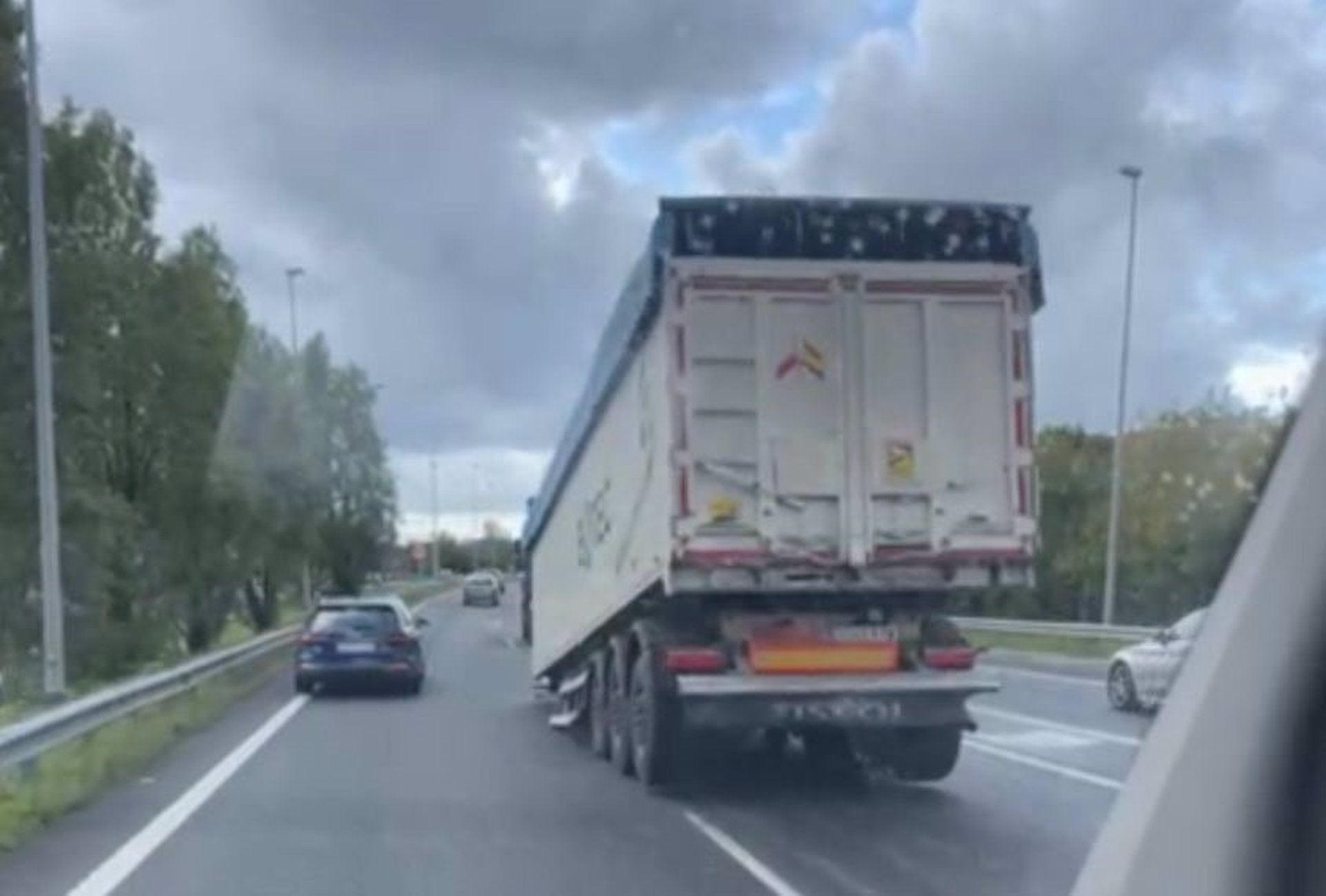 Un camión pierde el semirremolque en la A-67 al esquivar un accidente entre dos vehículos Un camión pierde el semirremolque en la A-67 al esquivar un accidente entre dos vehículos