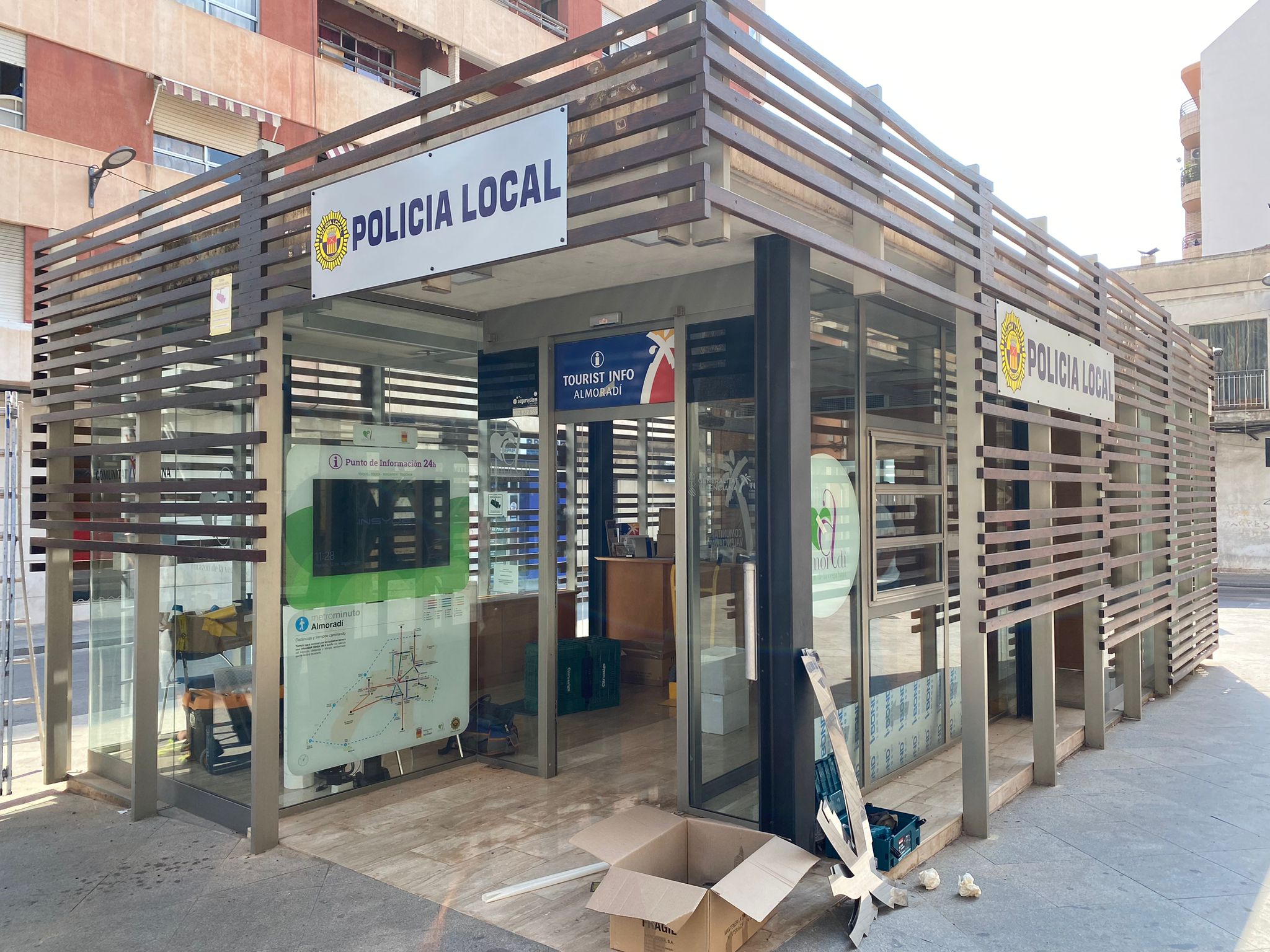 Almoradí abre un retén de la Policía Local en la Plaza de la Constitución Almoradí abre un retén de la Policía Local en la Plaza de la Constitución