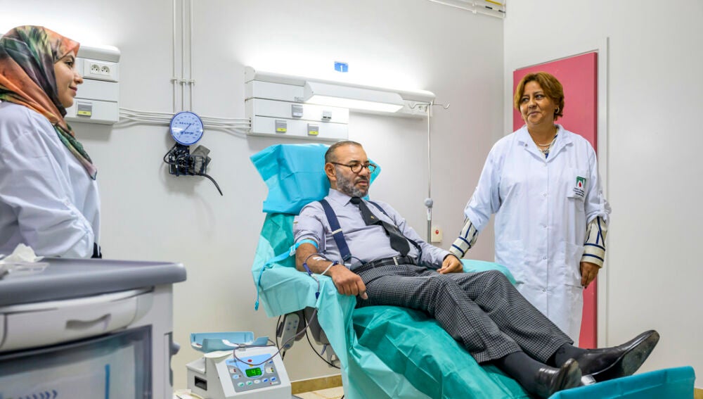 El rey Mohamed VI de Marruecos charló con varios heridos y con personal sanitario durante su visita al Centro Hospitalario de Marrakech