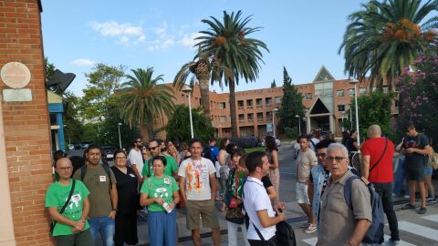 El profesorado afectado se ha reunido frente a la Conseller&iacute;a de Educaci&oacute;n