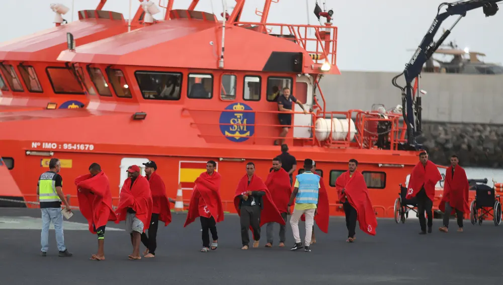 Llegada al puerto de Arrecife, Lanzarote, de un grupo de hombres y mujeres de origen magrebí y subsahariano rescatados a unos 24 kilómetros de la isla