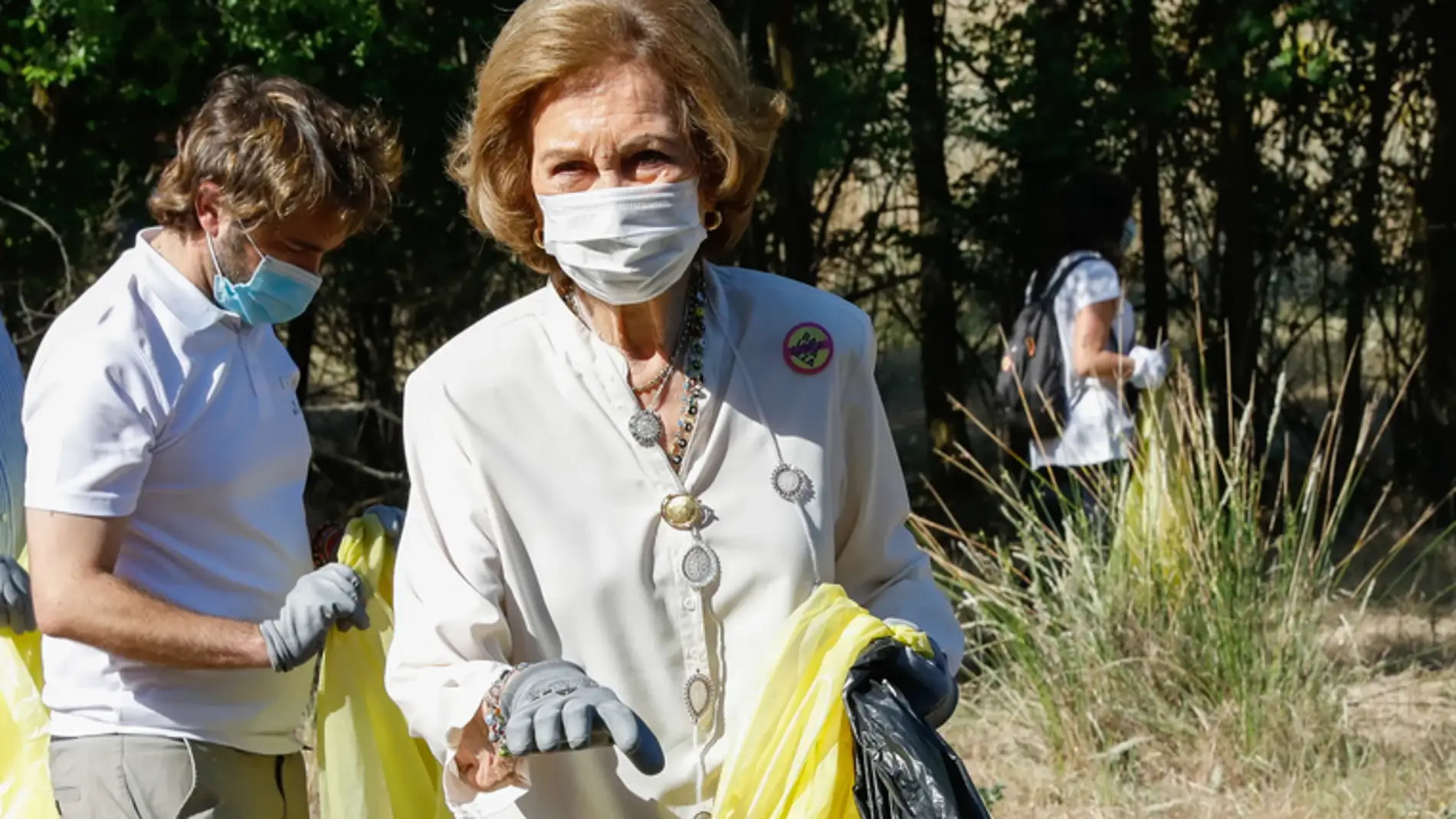 La Reina Doña Sofía recogerá basura en la playa de La Caleta del Estacio, cercana al Mar Menor
