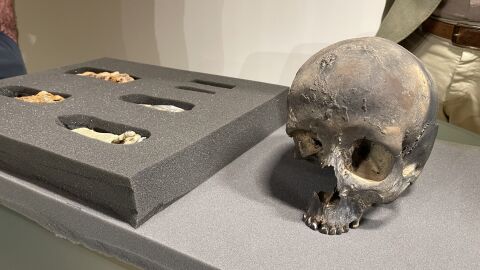 Un cráneo negro, cubierto en óxido de manganeso, y una muestra de objetos encontrados en el interior de La Garma