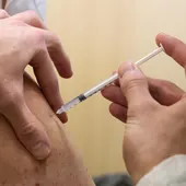 Fotografía de archivo de una persona mientras recibe una dosis de la vacuna de Pfizerr/BioNTech. Fotografía de archivo de una persona mientras recibe una dosis de la vacuna de Pfizerr/BioNTech.