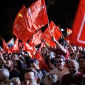 Simpatizantes del PSOE celebran los resultados obtenidos en la jornada electoral de los comicios generales en la sede del Partido Socialista en la calle Ferraz