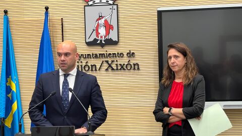 La directora general del Agua del Principado de Asturias, Vanesa Mateo, y el presidente de la Empresa Municipal de Aguas (EMA), Jes&uacute;s Mart&iacute;nez Salvador.