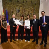 Alba Redondo y Blanca Romero con el Presidente de la región, Emiliano García-Page Alba Redondo y Blanca Romero con el Presidente de la región, Emiliano García-Page