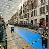Operarios trabajan en los últimos detalles de la pasarela Larios 2023 Operarios trabajan en los últimos detalles de la pasarela Larios 2023