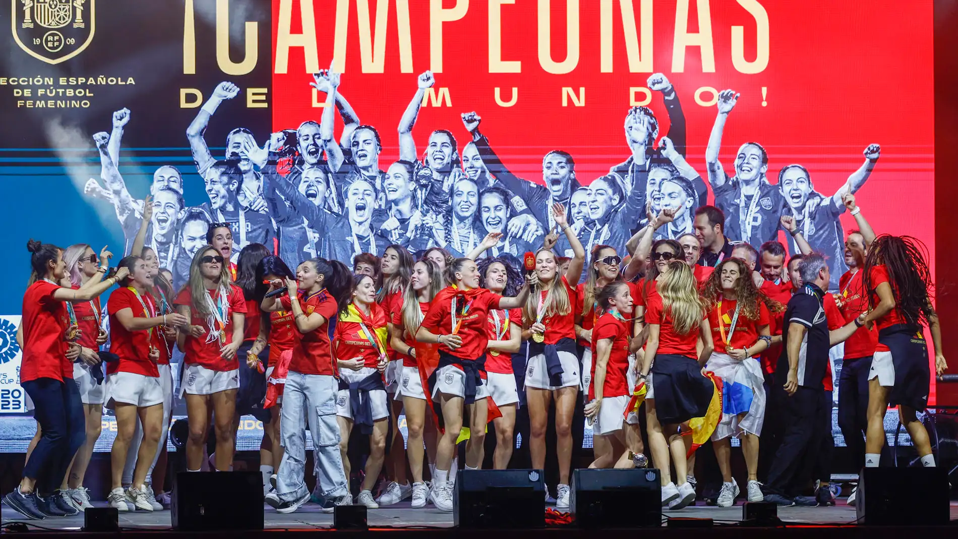 La selección española, durante la celebración con la afición en la explanada Puente del Rey, en Madrid Río.