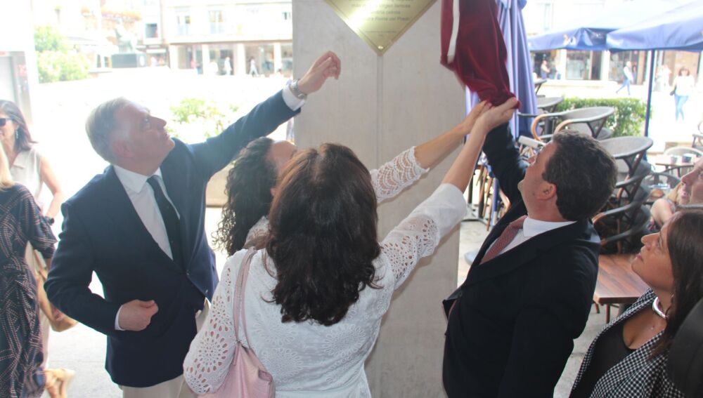 Momento en el que se descubre la placa en la Plaza Mayor