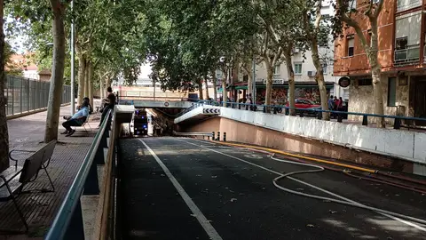 El agua todavía impide la apertura del túnel de la calle Torrelaguna en Alcalá de Henares El túnel de la calle Torrelaguna de Alcalá de Henares permanece cerrado tras las fuertes lluvias de esta madrugada
