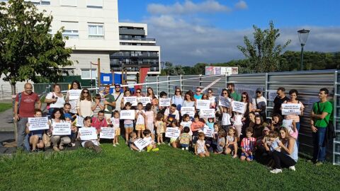 Una valla en pleno parque infantil