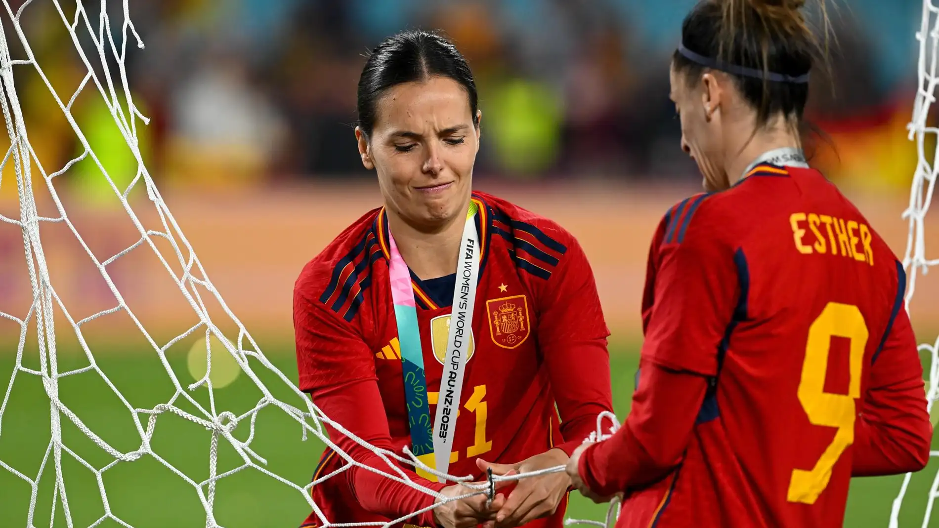 Claudia Zornoza y Esther González cortan la red de portería después de ganar la final del Mundial.