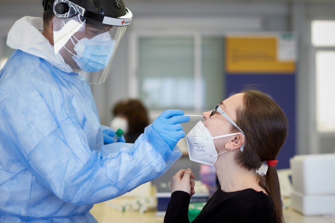 Descubren por qué se han disparado los casos de Covid-19 en España Descubren por qué se han disparado los casos de Covid-19 en España