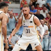 Facundo Campazzo y Dzanan Musa celebran una canasta del Real Madrid en la final de la Supercopa Endesa 2023 Facundo Campazzo y Dzanan Musa celebran una canasta del Real Madrid en la final de la Supercopa Endesa 2023