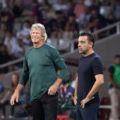 Manuel Pellegrini y Xavi, durante el Barcelona-Betis.