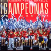 La selección española femenina de fútbol, campeona del Mundo, durante la celebración con la afición en la explanada Puente del Rey, en Madrid Río.