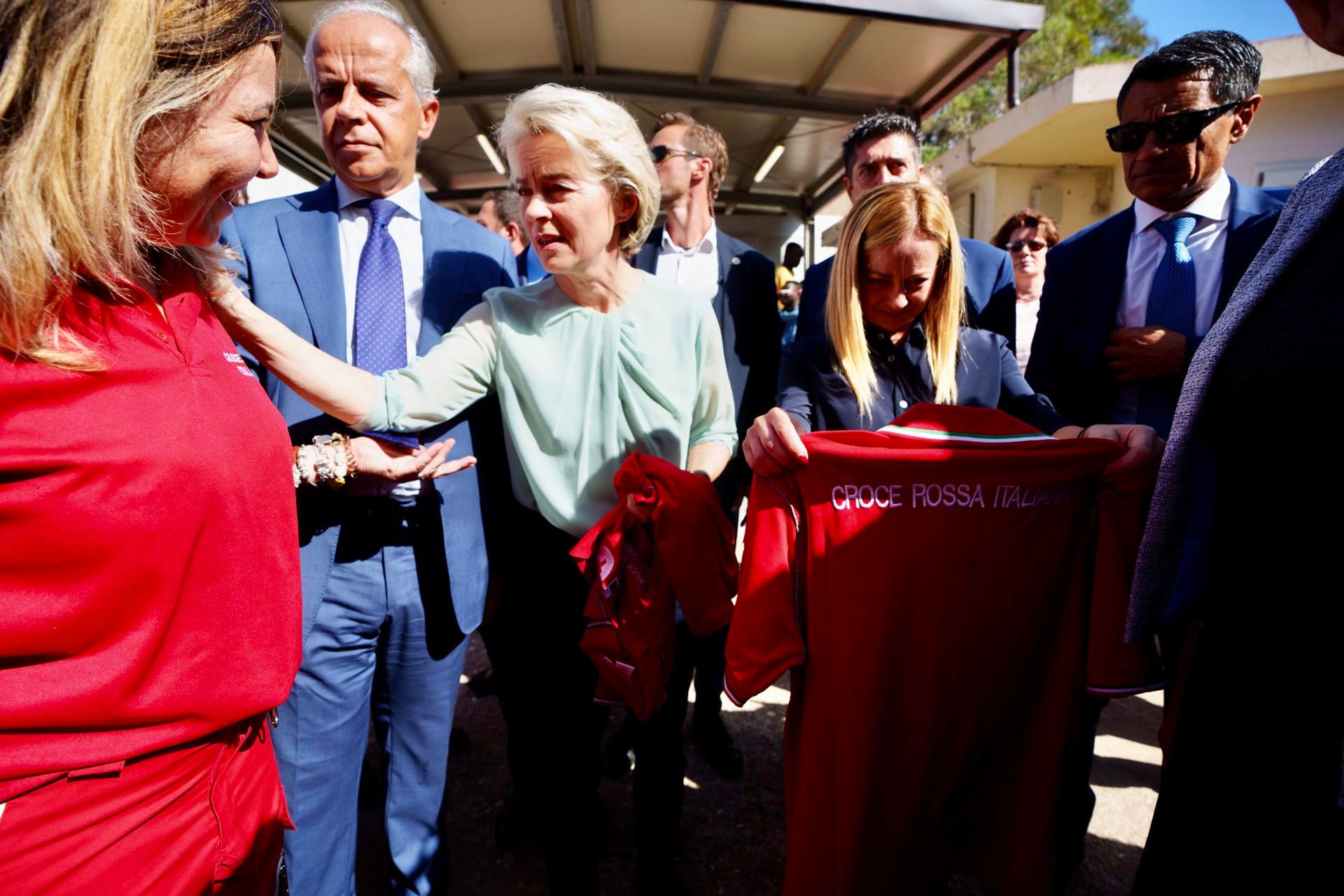 Von der Leyen anuncia en Lampedusa un plan europeo para hacer frente a la crisis migratoria en Italia Von der Leyen anuncia en Lampedusa un plan europeo para hacer frente a la crisis migratoria en Italia