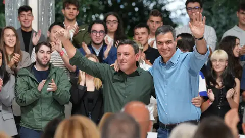 Pedro Sánchez y Valentín González Formoso en el mítin de Sigüeiro (Oroso). Imagen: PSdG Pedro Sánchez y Valentín González Formoso