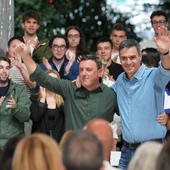 Pedro Sánchez y Valentín González Formoso en el mítin de Sigüeiro (Oroso). Imagen: PSdG Pedro Sánchez y Valentín González Formoso en el mítin de Sigüeiro (Oroso). Imagen: PSdG