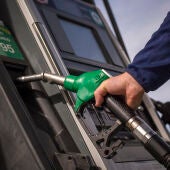 El precio de la gasolina se dispara y se acerca a los 2 euros por litro: estas son las gasolineras más baratas de España
