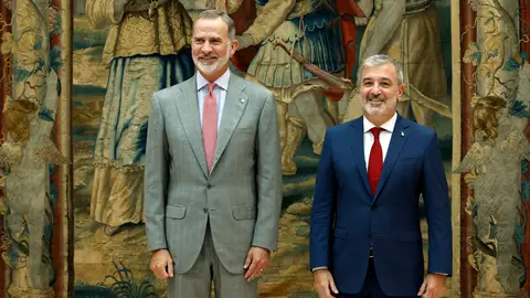 El rey Felipe VI junto al alcalde de Barcelona, Jaume Collboni, durante la audiencia que el Rey ha ofrecido este lunes en el Palacete Albeniz de Barcelona. El rey Felipe VI junto al alcalde de Barcelona, Jaume Collboni, durante la audiencia que el Rey ha ofrecido este lunes en el Palacete Albeniz de Barcelona.