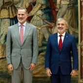 El rey Felipe VI junto al alcalde de Barcelona, Jaume Collboni, durante la audiencia que el Rey ha ofrecido este lunes en el Palacete Albeniz de Barcelona.