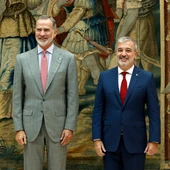 El rey Felipe VI junto al alcalde de Barcelona, Jaume Collboni, durante la audiencia que el Rey ha ofrecido este lunes en el Palacete Albeniz de Barcelona. El rey Felipe VI junto al alcalde de Barcelona, Jaume Collboni, durante la audiencia que el Rey ha ofrecido este lunes en el Palacete Albeniz de Barcelona.