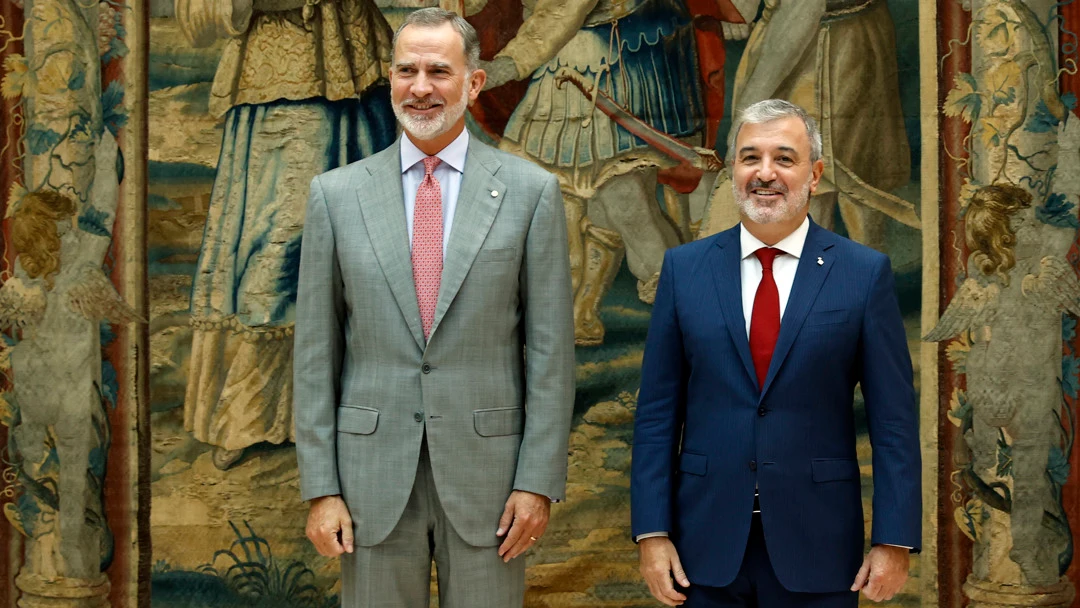 El rey Felipe VI junto al alcalde de Barcelona, Jaume Collboni, durante la audiencia que el Rey ha ofrecido este lunes en el Palacete Albeniz de Barcelona. El rey Felipe VI junto al alcalde de Barcelona, Jaume Collboni, durante la audiencia que el Rey ha ofrecido este lunes en el Palacete Albeniz de Barcelona.