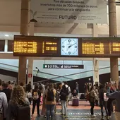 Pasajeros esperando un tren en la estación de Ciudad Real Pasajeros esperando un tren en la estación de Ciudad Real